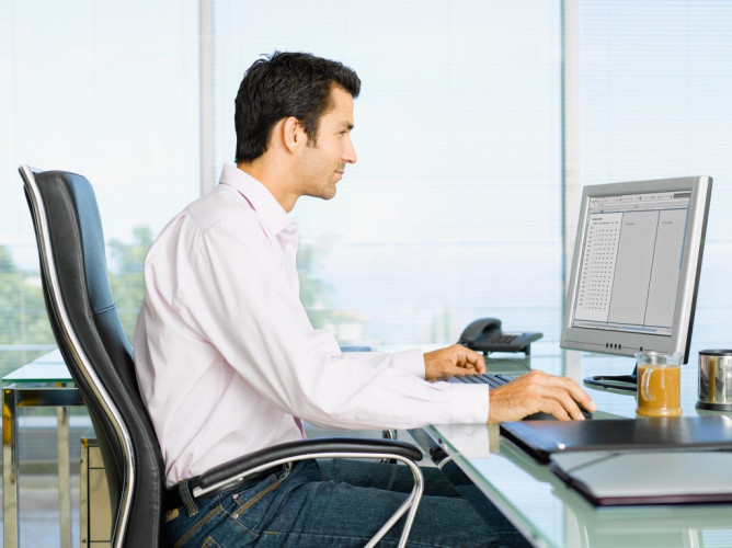 businessman_at_desk_with_computer