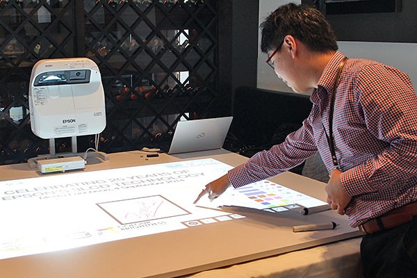 ebr595wi-finger-interactivity