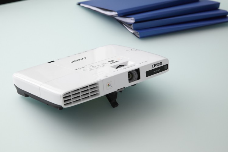epson_eb-17xx_life_mid_2