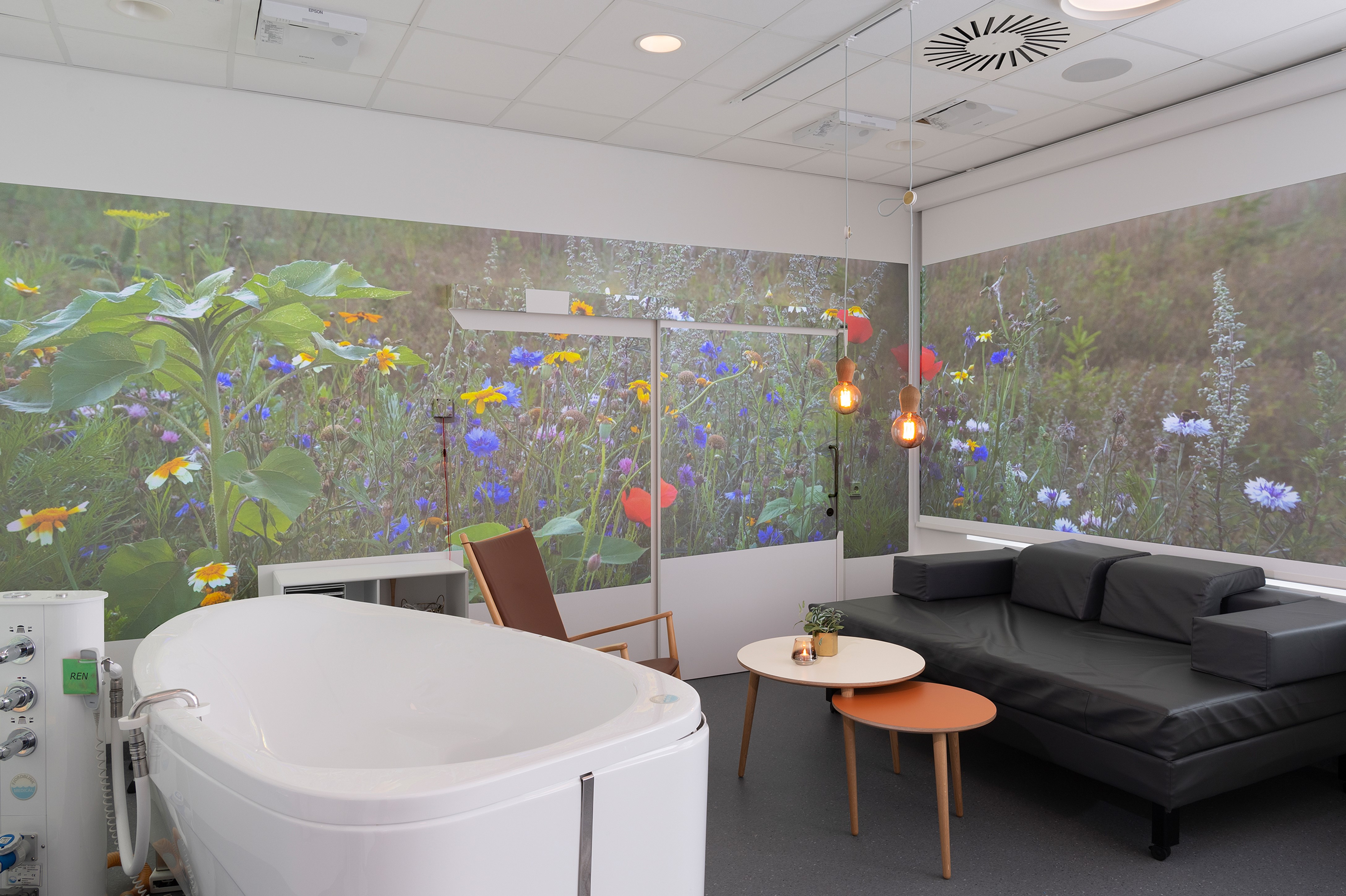 Sansefødestuer med projektorer giver bedre fødsler