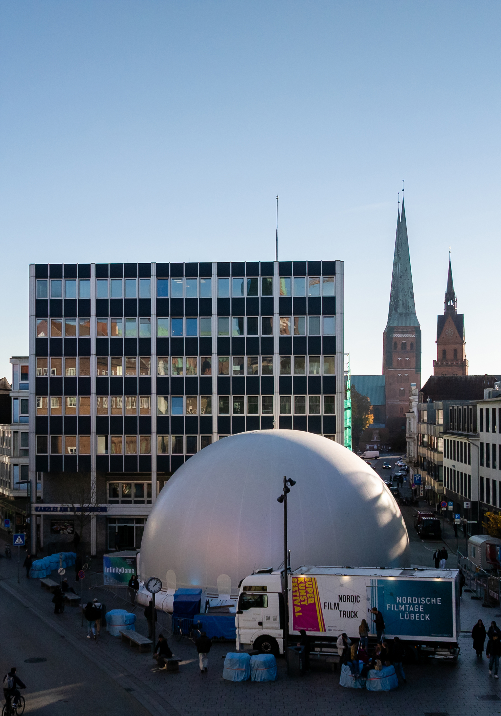 aiRstructures Dome nutzt Epson Projektoren