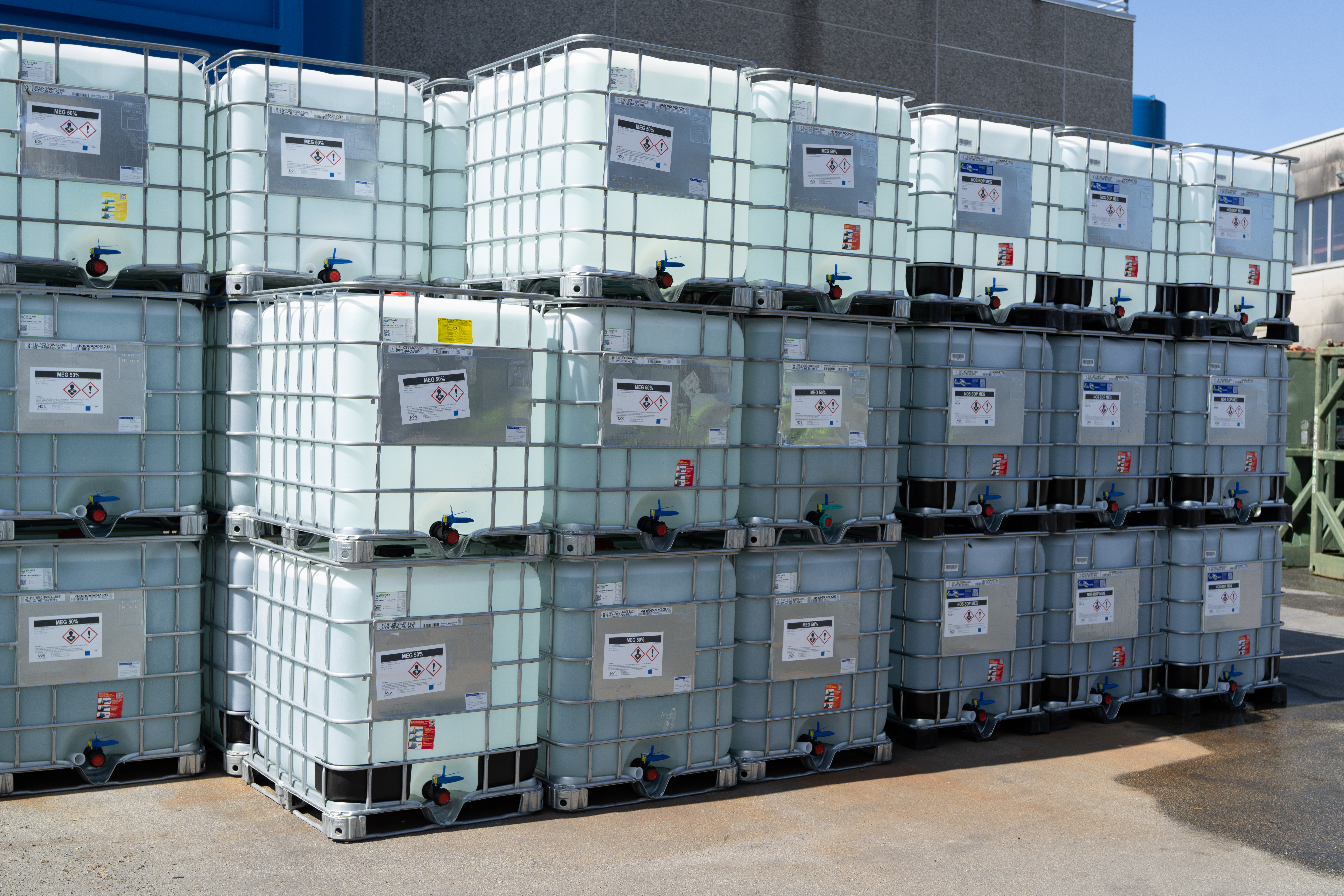 Designer og printer 16 000 etiketter årlig – uten svinn