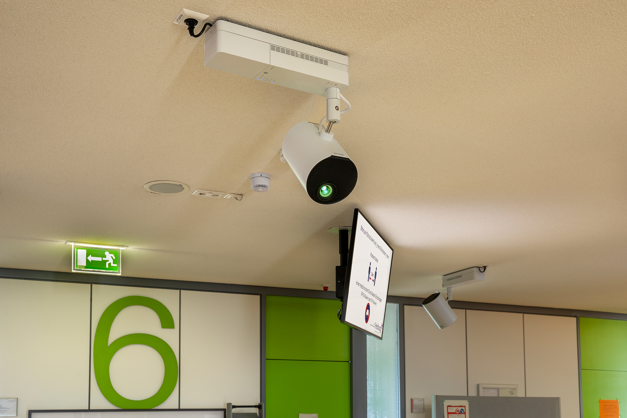 Flexible Besuchersteuerung mit Epson LightScene Projektoren