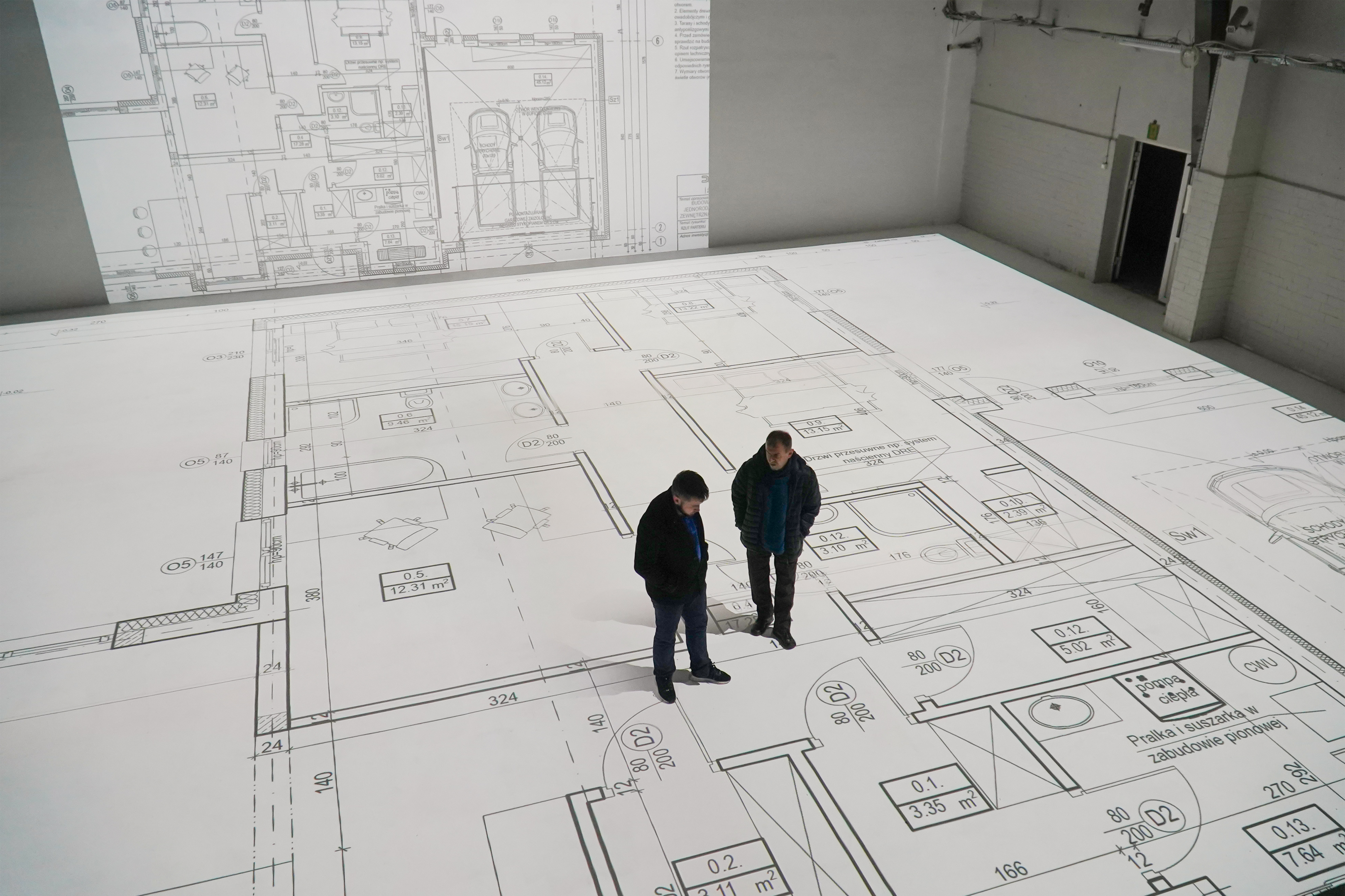 Projektory tworzą innowacyjną przestrzeń architektoniczną “Projekty 1:1”