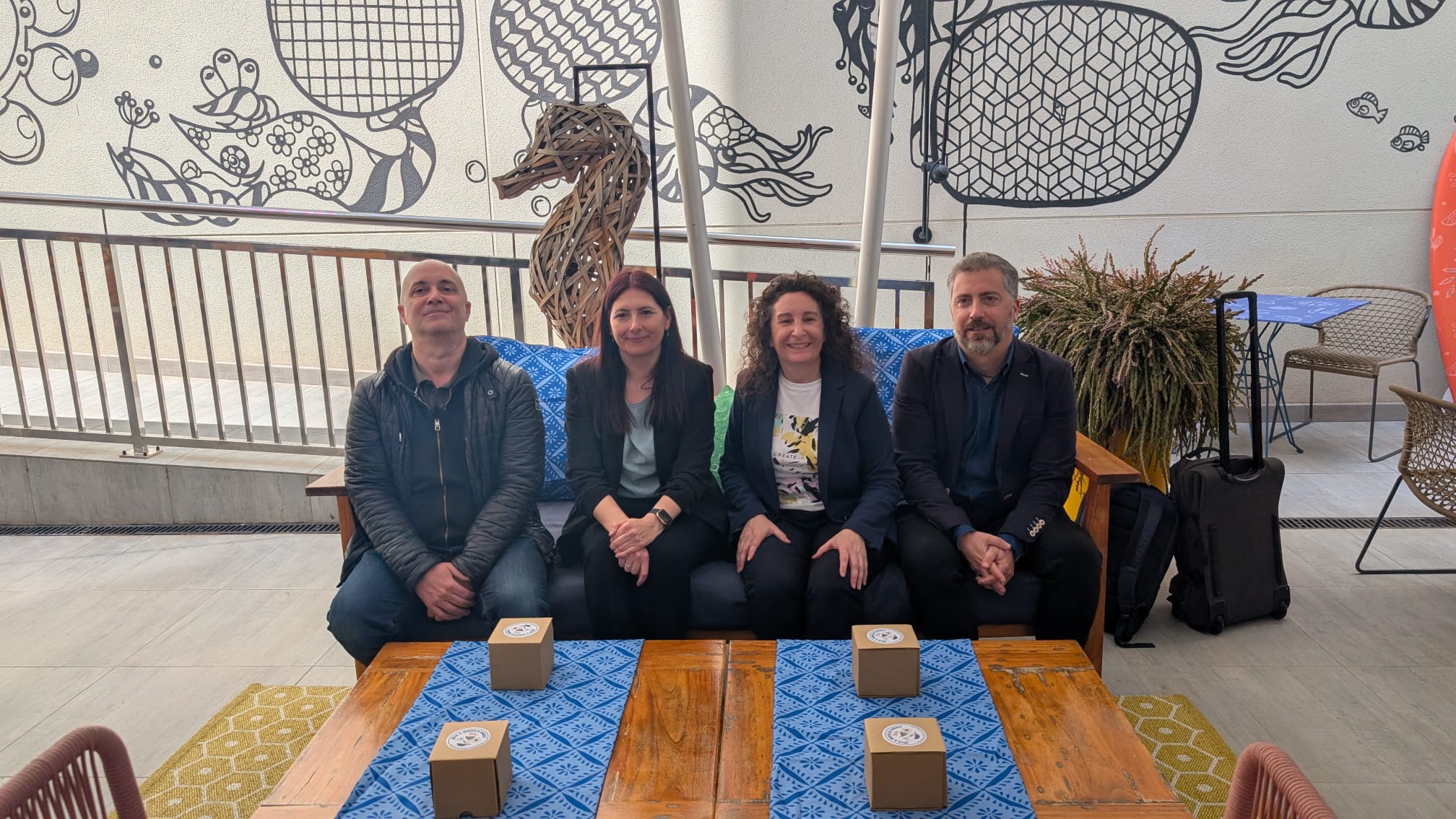 El hotel ibis Styles Bogatell de Barcelona rediseña la decoración de su terraza junto a Epson con elementos creados a partir de más de 500 botellas de plástico